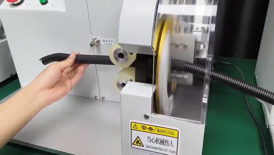 Máquina Inteligente de Enrolar Tubo Corrugado Aberto de 25mm - Envoltura Precisa com Fita Adesiva para Tubos Abertos