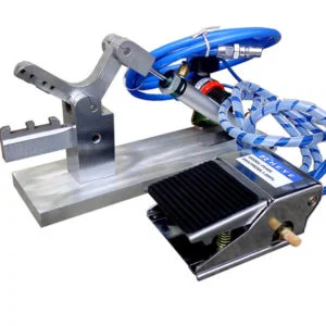 Posicione o fio interno no suporte da garra de fio de plástico