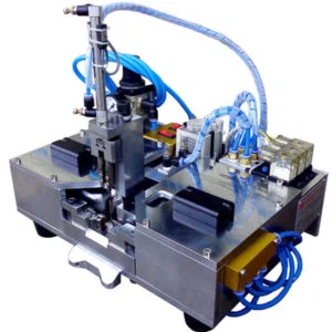 Posicione o fio interno no suporte da garra de fio de plástico