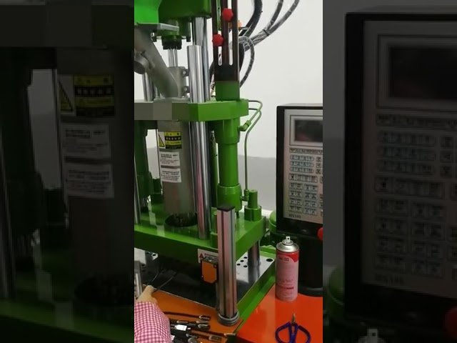 Máquina de Injeção Plástica Vertical Automática 450ST para Peças Eletrônicas (Carregadores)