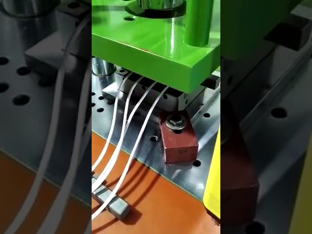 Máquina de Injeção Plástica HDMI 250ST: Precisão Industrial