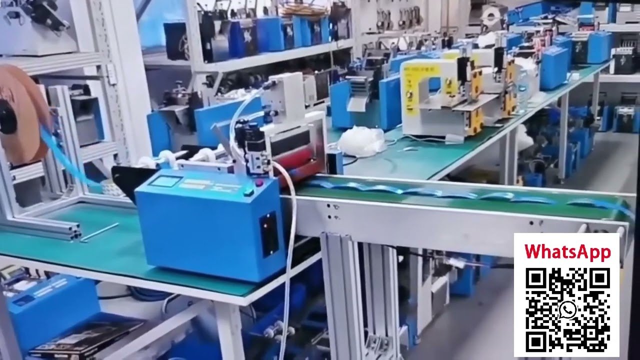 Máquina de Corte de Esteiras Industriais em Ação na Fábrica