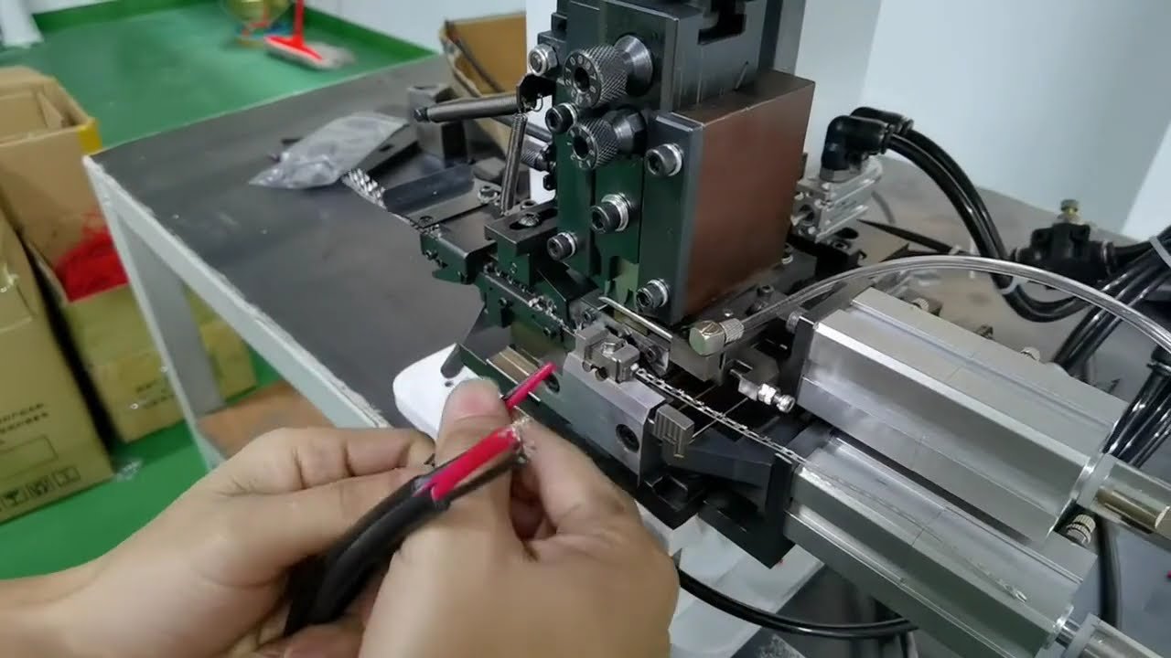 Máquina de Terminal em Tira Contínua para Fio Duplo | Alta Eficiência na Automação