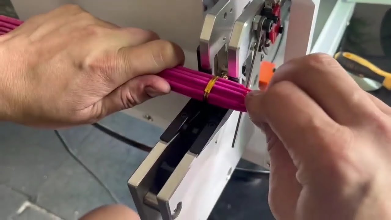 Máquina de Amarração Semiautomática Personalizada para Braçadeiras Coloridas | Otimize sua Produção