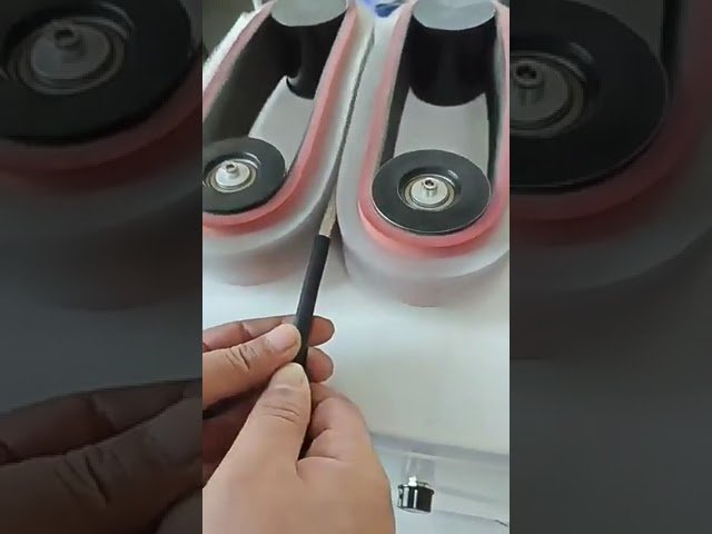 Máquina de Escovação e Dispersão de Cabos Blindados com Revestimento Metálico - Escovas de Esfera Rastreadas (Náilon/Cobre)