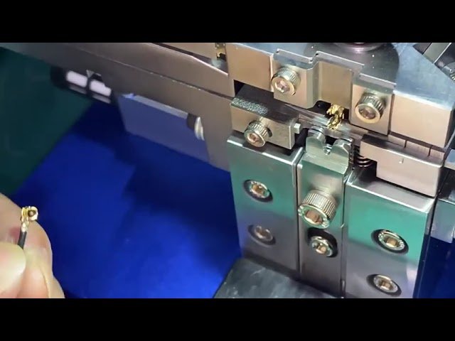 Máquina de Crimpagem Coaxial IPEX-SMA para Conexões Sub-6 LTE, Wi-Fi e IoT | Automação Industrial